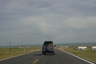 公路上行驶的黑色车辆