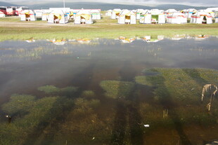 户外露营地的静谧水面