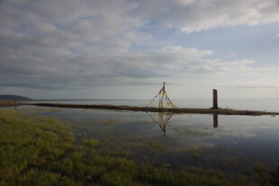 宁静水边的孤独木质结构