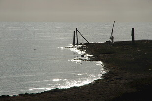 海边暮色中的栈桥与海浪