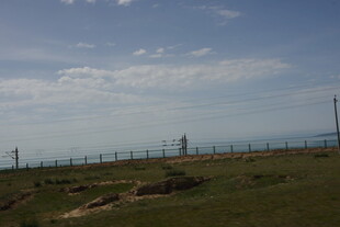 草原围栏外的开阔天际线