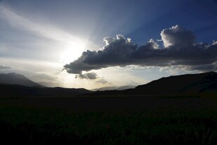 草原上的壮丽日出景象