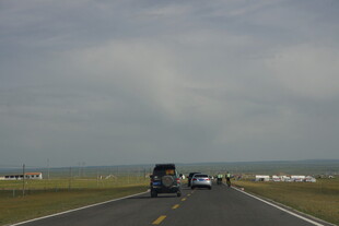 公路上行驶的多辆汽车