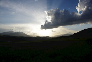 夕阳下的山峦与云层
