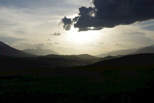 夕阳下的草原与远山景色