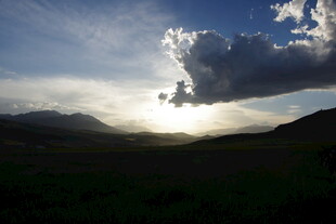 夕阳下的旷野与云端美景