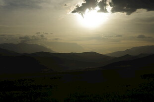 日落时分的山峦美景