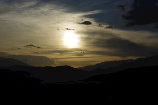 日落时分的山峦美景