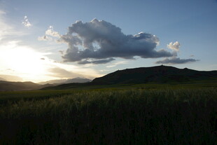 夕阳下的草原与远山景色