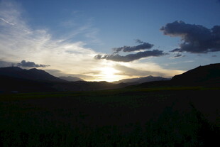 草原暮色中的壮丽日落