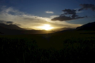 日落时分的田野美景