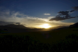 日落时分的山间美景