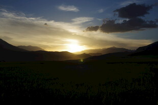 日落时分的山间美景