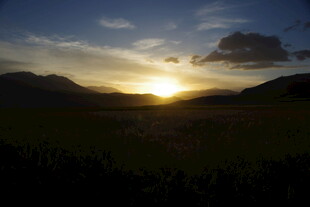 日落时分的山间美景