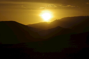夕阳下的山峦美景