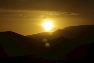 夕阳下的山峦美景