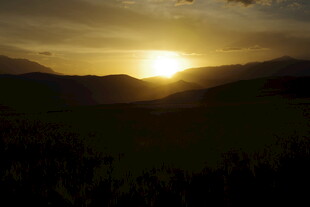 日落时分的壮美山间景色