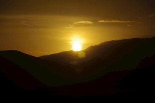 夕阳下的山峦壮丽景观