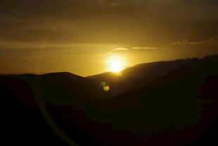 日落山谷间美景