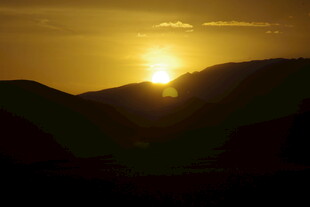 夕阳下的山峦美景