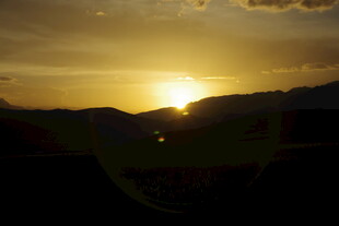 夕阳下的山峦美景