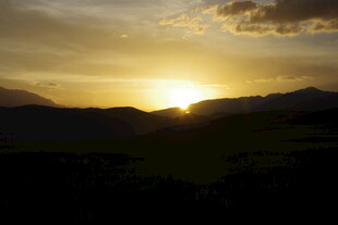 日落时分的山峦美景