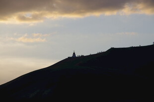 黄昏山顶建筑剪影
