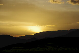 夕阳下的山峦美景