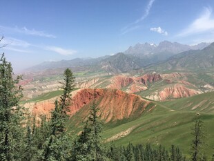 七彩山峦间的壮美风光
