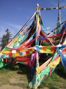 多彩经幡装点草原风光