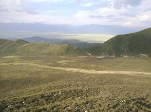 山间开阔土路风景