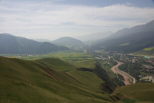 山间绿野中的蜿蜒道路