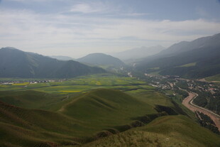 山间绿野村庄美景