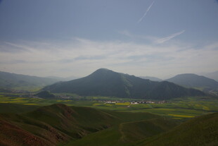 山间美景 广袤绿野与远山