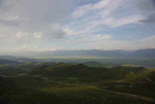 山峦绿野间的开阔景致