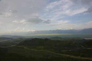 山间美景 云绕绿野
