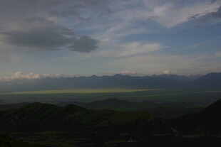 山峦云海间的壮阔景致