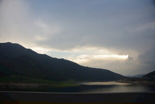 山间云雾湖泊景色