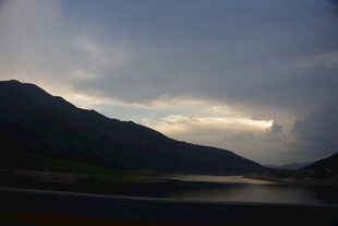 山间湖滨暮色美景