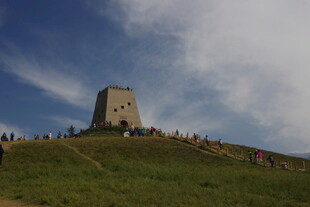 山丘上的古老建筑
