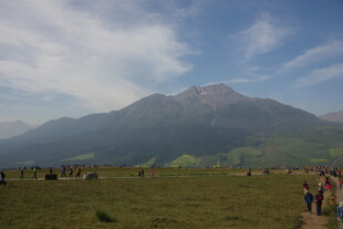 草原上的远山与人群