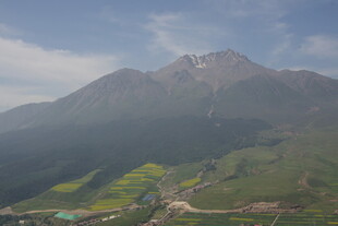 壮丽山景与田园风光