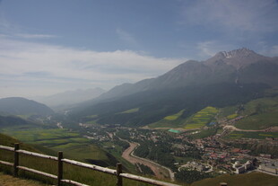山间小镇美景俯瞰