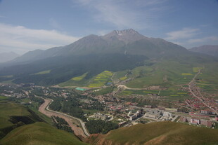 山间城镇俯瞰美景