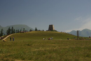 草原上的古迹与游人