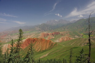 七彩山峦间的自然美景