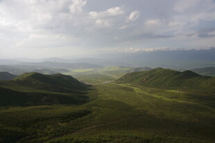 山峦绿野间的壮阔风光