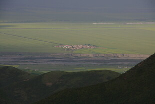 俯瞰广袤绿野与山间景象