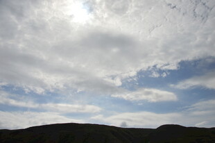 蓝天白云下的山峦景色