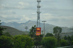 加油站旁的通信塔与远山